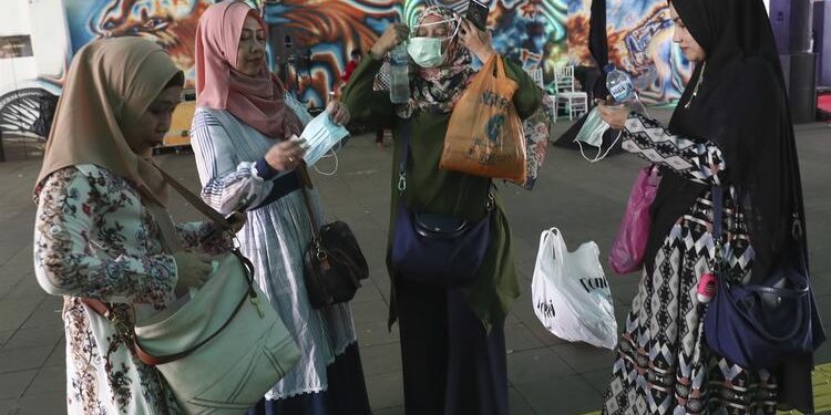 Komşuda vaka sayısı son 8 günde 2 binin altına hiç inmedi