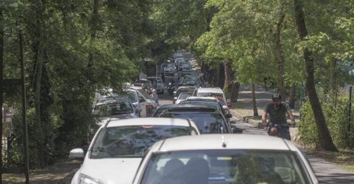 Akın ettiler! Uzun kuyruklar oluştu…