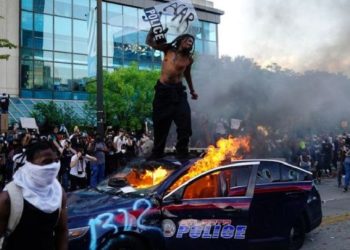 Amerika yanıyor, ırkçılığa isyan dinmiyor!