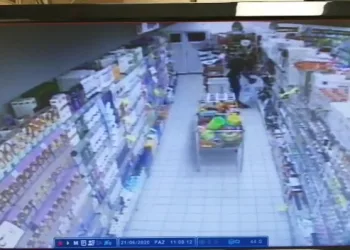 Bursa’da markete girip bakın ne çaldılar