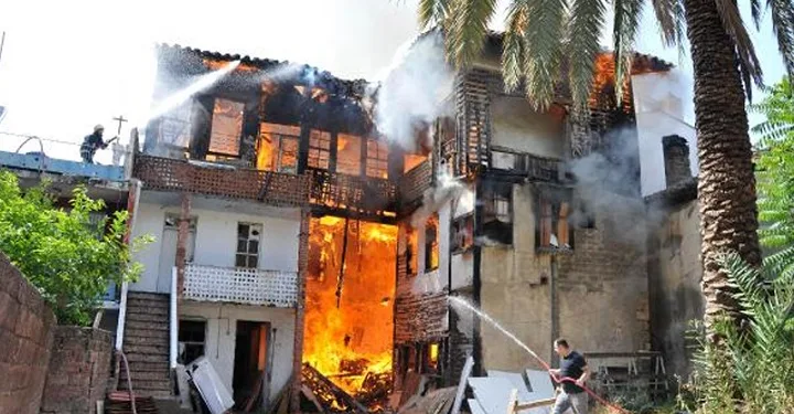 Tarihi binayı ateşe verdi, ‘Yakmadan duramıyorum’ dedi