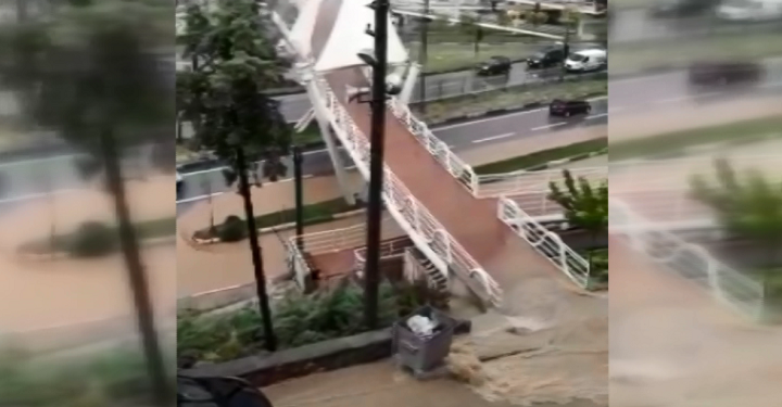 Gemlik’te sel! İstinat duvarı çöktü