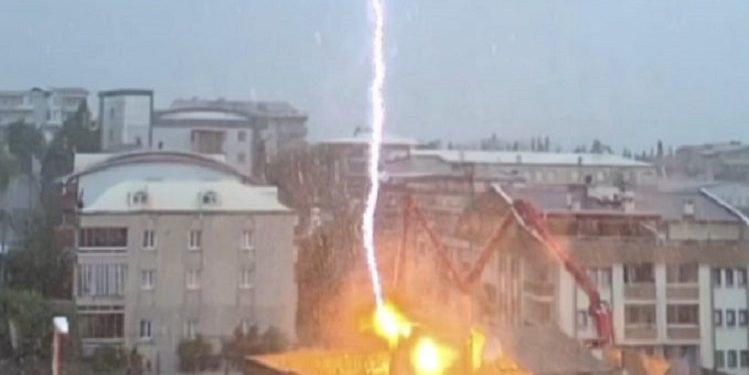 Bursa’da evin üstüne yıldırım düştü!