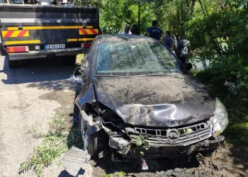 Irmağa uçan otomobil tekneye çarptı