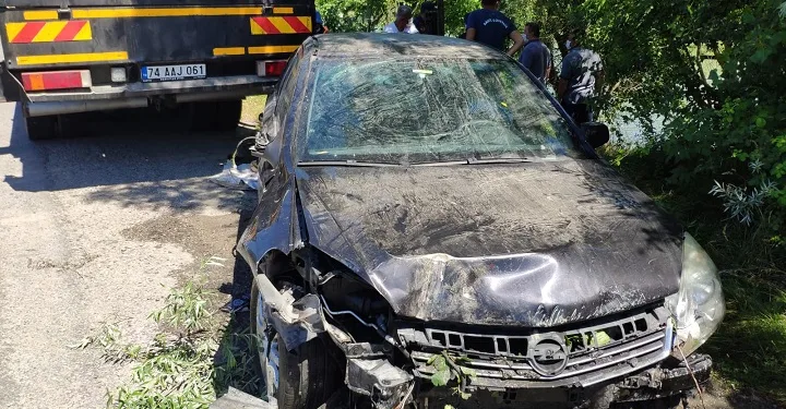 Irmağa uçan otomobil tekneye çarptı