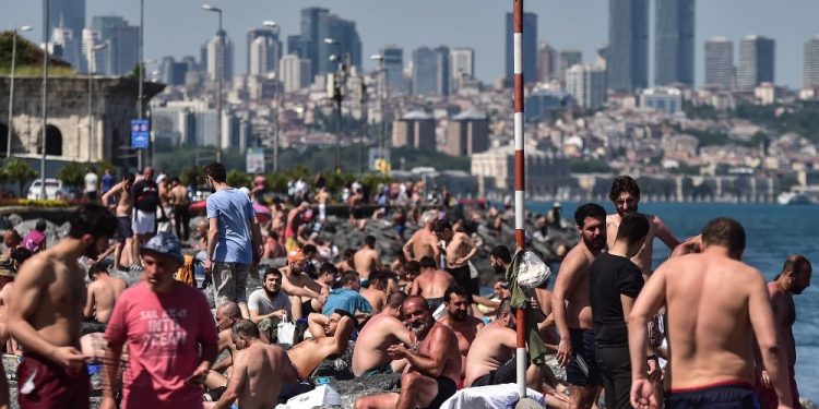 İstanbul Boğazı’nda ürkütücü kalabalık… Sosyal mesafe sıfır!