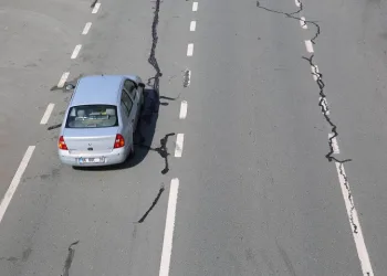 Sahil yolunda çatlak! Vatandaşlar endişeli…