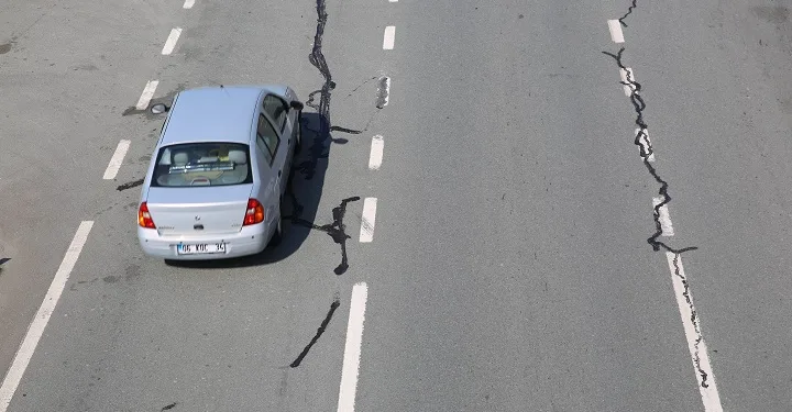Sahil yolunda çatlak! Vatandaşlar endişeli…