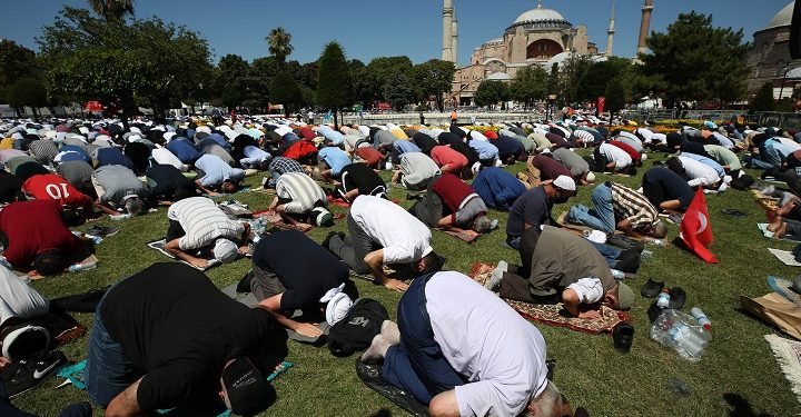 Ayasofya’da 350 bin kişiyle Cuma Namazı