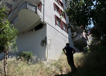 Mudanya’da 7 katlı binanın kolonu patladı! Bina boşaltıldı