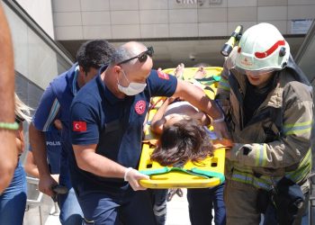 Saçlarından yürüyen merdivene sıkıştı!