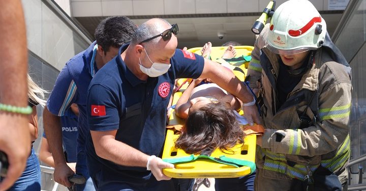 Saçlarından yürüyen merdivene sıkıştı!