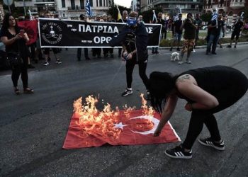 Türkiye’den Yunanistan’a: Şanlı bayrağımıza uzanan eller kırılır!