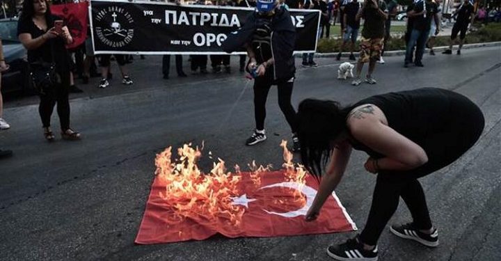 Türkiye’den Yunanistan’a: Şanlı bayrağımıza uzanan eller kırılır!