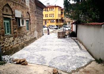 Tarihi Çukur Cami’nin çevresi güzelleşiyor