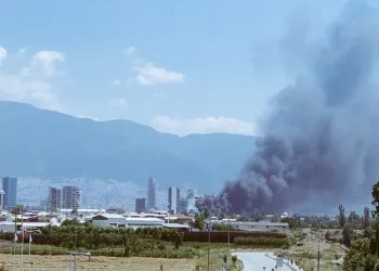Bursa’da İstanbul Caddesi’nde yangın!