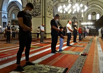 Bursa’da sosyal mesafeli bayram namazı