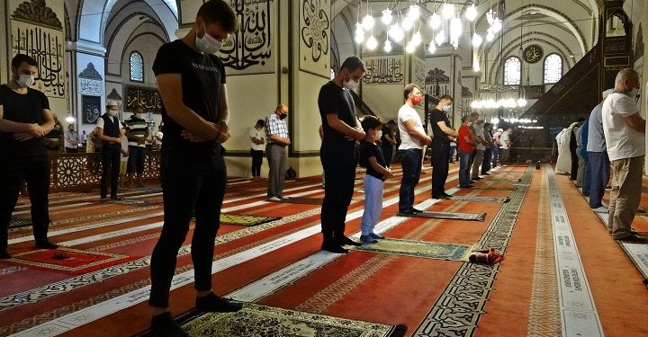 Bursa’da sosyal mesafeli bayram namazı