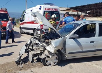 Bursa’da otomobiller kafa kafaya çarpıştı