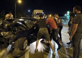 Araçta sıkışan sürücüyü vatandaşlar kurtardı