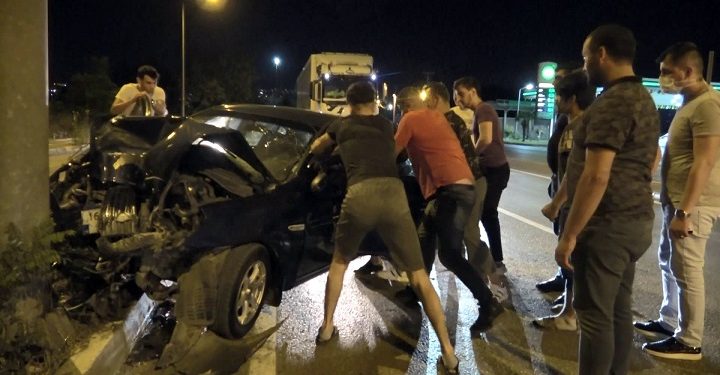 Araçta sıkışan sürücüyü vatandaşlar kurtardı