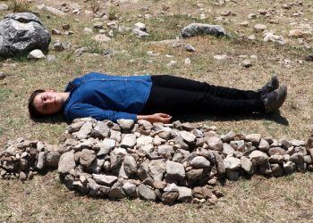 Öldürülen kadınlar için taştan heykel yaptı