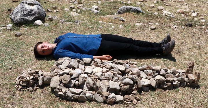 Öldürülen kadınlar için taştan heykel yaptı