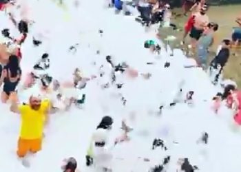 Plajda köpük partisine ceza