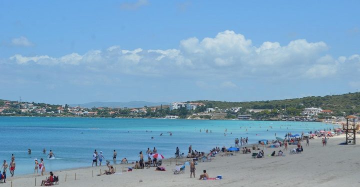Plajlarda yoğunluk… Sosyal mesafe unutuluyor