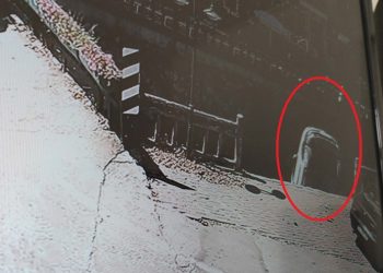 Bursa’da el freni çekilmeyen park halindeki araç, kanala uçtu