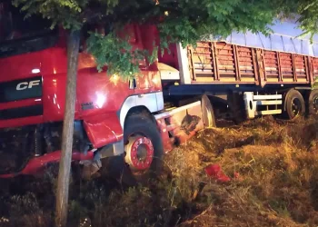 Bursa’da TIR bariyerlere daldı!