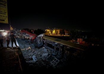 Bursa’daki kazada TIR ile kamyon bahçeye uçtu