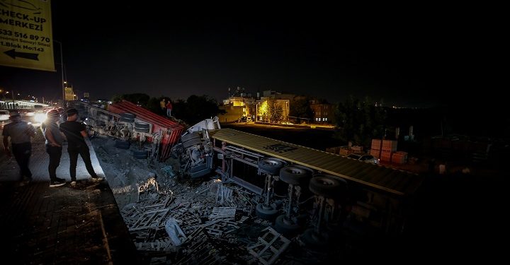 Bursa’daki kazada TIR ile kamyon bahçeye uçtu