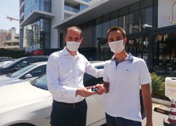 YKS’de birinci olan öğrencisine otomobilini hediye etti!