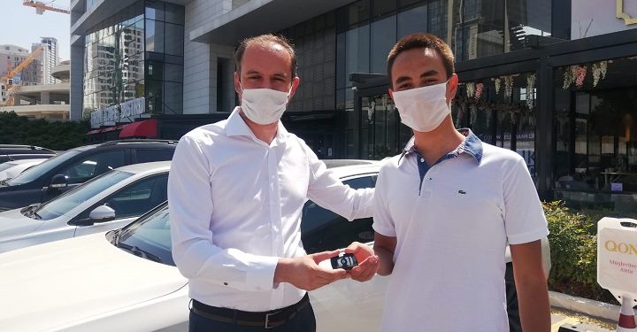 YKS’de birinci olan öğrencisine otomobilini hediye etti!