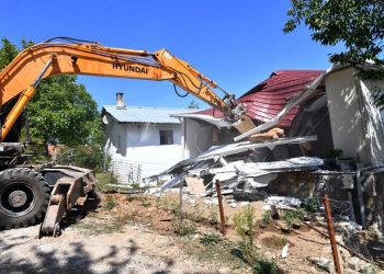 Osmangazi Belediyesi, Uludağ’daki kaçak yapıyı yıktı