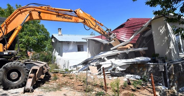 Osmangazi Belediyesi, Uludağ’daki kaçak yapıyı yıktı