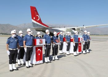 Şehit polisler için tören