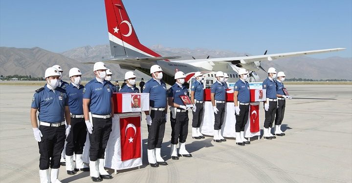 Şehit polisler için tören