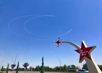 Türk Yıldızları gökyüzünde hilal çizdi