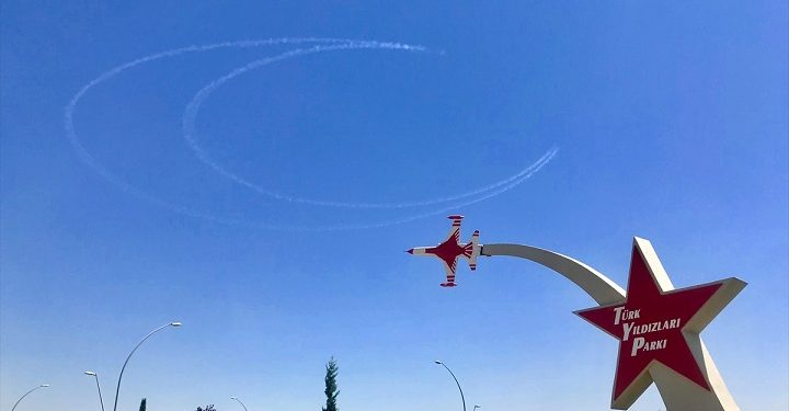 Türk Yıldızları gökyüzünde hilal çizdi