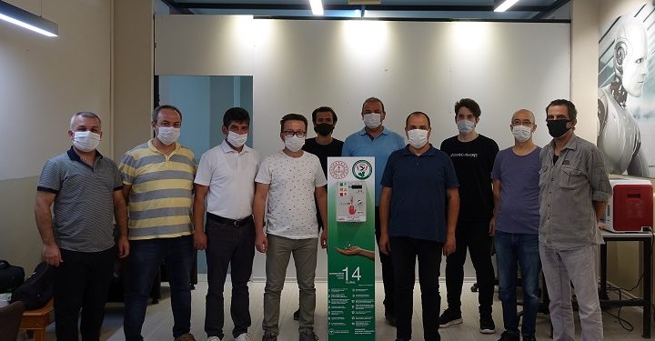 Bursa’da temassız ateş ölçüp dezenfektan veren cihaz üretildi