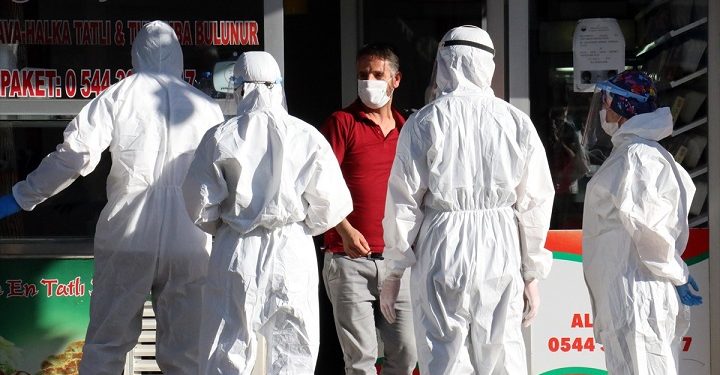 Karantinada olması gereken çiğ köfteci satış yaparken yakalandı