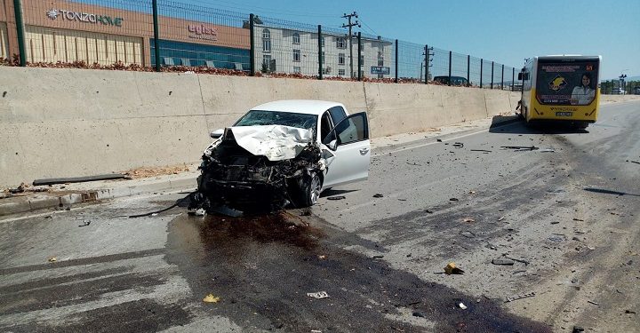 Bursa’da halk otobüsüyle otomobil çarpıştı!