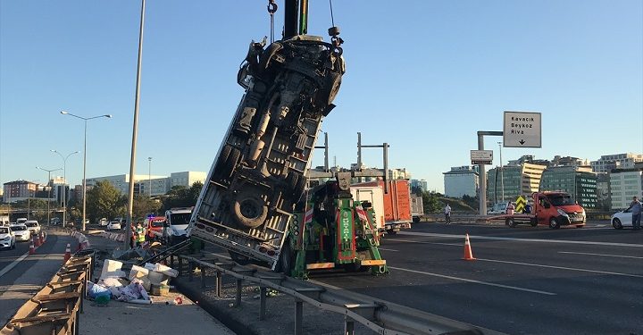 İstanbul’da Bursa plakalı kamyon kaza yaptı!