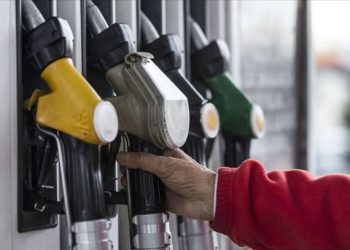 Benzine önce zam, şimdi indirim