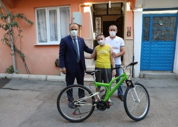 Başkan Aktaş’tan lösemi hastası Murat’a bisiklet