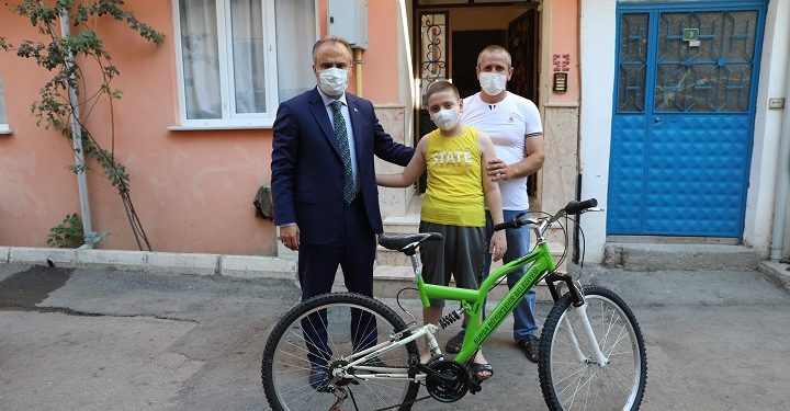 Başkan Aktaş’tan lösemi hastası Murat’a bisiklet