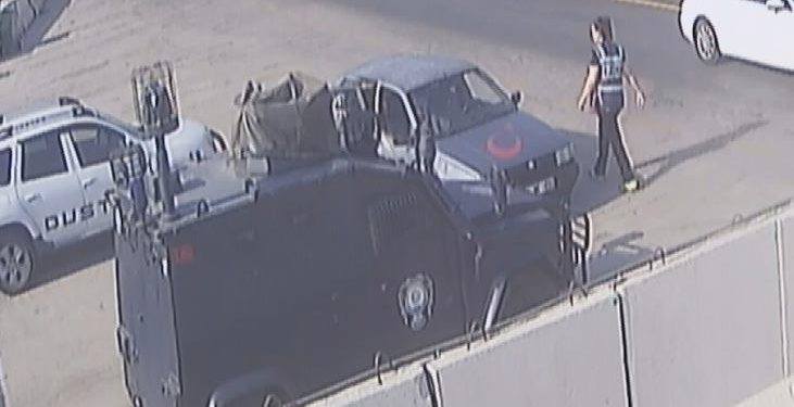 Hamile kadına, yol kontrolündeki polis doğum yaptırdı