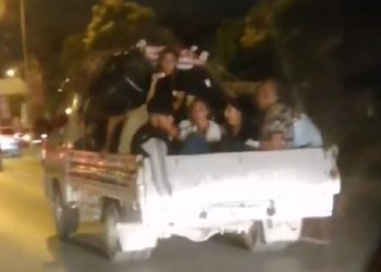 Bursa’da kamyonet kasasında tehlikeli yolculuk